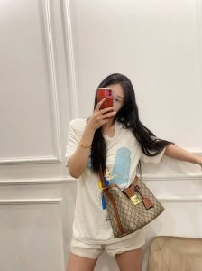 Cool and chic new shopping bag. The GG pattern and striped ribbon, two of the br