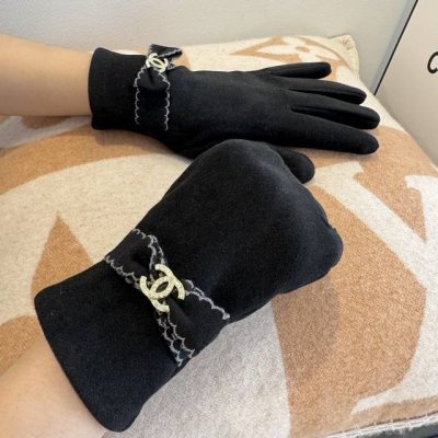 Chanel new arrival wool gloves from the boutique. Stylish gloves, warm and fleec