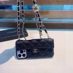 Chanel's popular mobile phone case in the fashion circle The same chain as the c