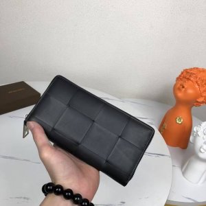 Bv Bottega Veneta wallet is made of imported waxed cowhide, pure hand-woven leat