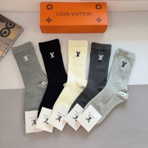 Packaged with 5 pairs (DDD) Louis Vuitton new embroidered knee-high socks, comb