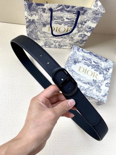 Width 3.5Cm This Dior belt buckle features the "Cd" logo and is crafted from met