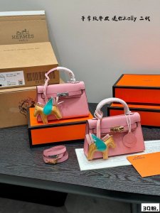 comes with original box with silk scarf and Pegasus pendant Size: 20cm Hermes K
