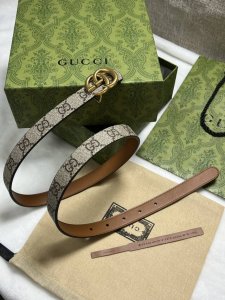 G brand , 2.0 cm wide, the Gg Marmont series introduces a reversible style, unv