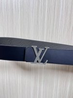 New arrival this season! 4.0 One side is calfskin with a pebbled embossed patte