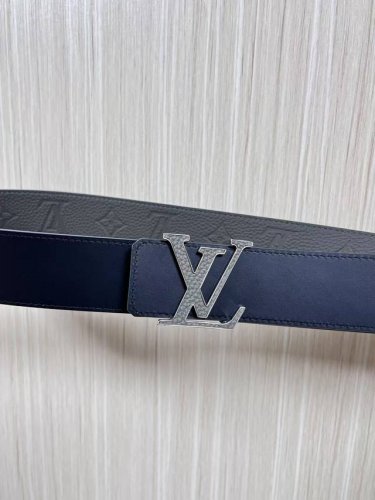 New arrival this season! 4.0 One side is calfskin with a pebbled embossed patte New arrival this season! 4.0 One side is calfskin with a pebbled embossed patte