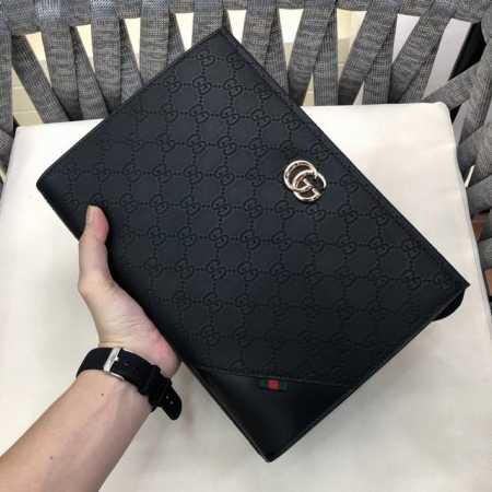 Gucci clutch. Gucci's latest wallet features a large capacity. This new Gucci ba - Click Image to Close