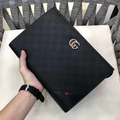 Gucci clutch. Gucci's latest wallet features a large capacity. This new Gucci ba