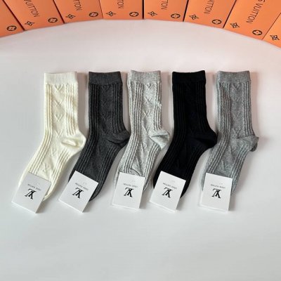 Specially packaged Louis Vuitton new cashmere mid-calf socks! Five pairs per box