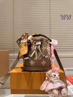 Gift box with scarf pendant Lv bucket is so cute! Nowadays, small waste bags are