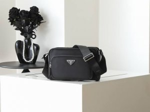 New Arrival 2Vh190 Shoulder Bag This shoulder bag features imported saffiano le