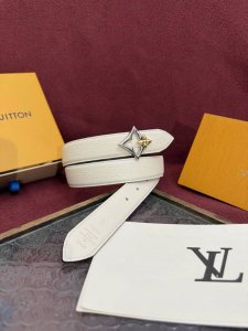 Lv Flowergram 30Mm belt boasts an exquisite design, combining versatility with a