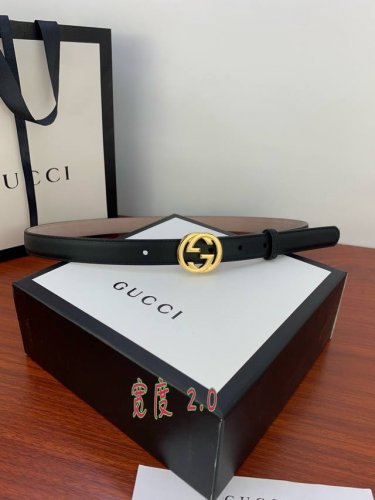 GUCCI This thin belt is made of shaved small layer cowhide leather and is equipp