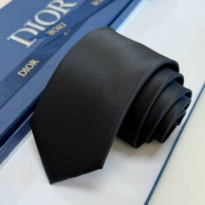 Officially synchronized new Dior tie, a rare choice for Dior men in 2025, showca