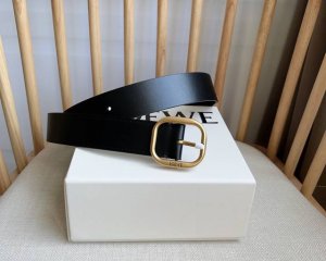 Loewe's latest belt is made of vegetable tanned cowhide leather. The belt is eng