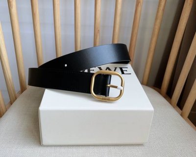 Loewe's latest belt is made of vegetable tanned cowhide leather. The belt is eng