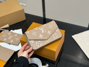 Comes with a folding box Size: 22*13Cm Lv three-piece set The best and most con