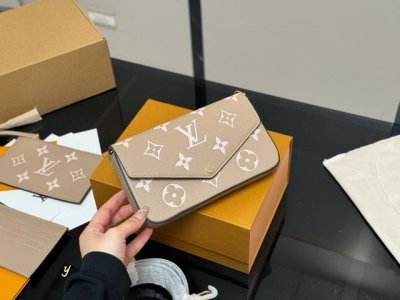 Comes with a folding box Size: 22*13Cm Lv three-piece set The best and most con