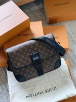 With boxSize: 33*25Cm L's new messenger bag for men! Top quality messenger bag N