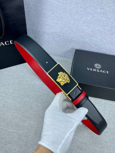 Width 3.5Cm This Versace belt features the iconic Versace Medusa head buckle, hi