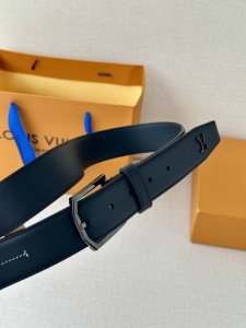 3.4cm wide Heritage belt, crafted from premium imported calfskin and smooth leat