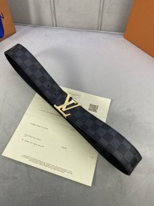 4.0 Wide Lv Initiales belt is a new Monogram double-sided version with a silver-