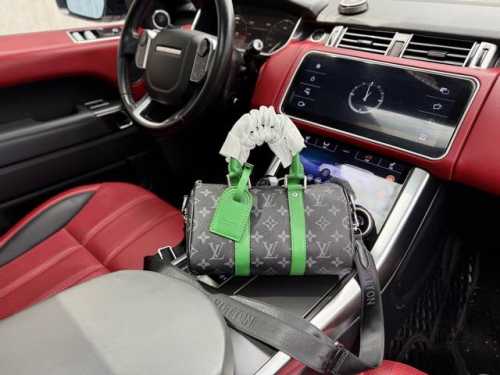 High-end new Louis Vuitton LV shoulder bag, M25885 Louis Vuitton Eclipse Keepal