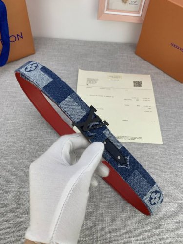 3.0 wide Lv Iconic belt innovates classic elements from a trendy perspective. Th