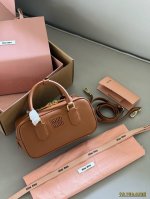 Full set packagingSize: 23*11Cm Miumiu bowling briefcaseThe bag is just the righ