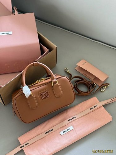Full set packagingSize: 23*11Cm Miumiu bowling briefcaseThe bag is just the righ