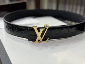 This belt features a seamless Nile crocodile leather upper with a naturally grad