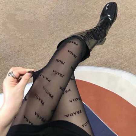 One box contains one pair of Prada classic flocked letter stockings, a high-qual - Click Image to Close