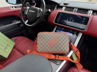 A new high-end Gucci shoulder bag. This Gucci messenger bag features a classic p