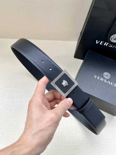 Width 4.0 Cm Versace Head Logo: The Belt Buckle Features A 3D Medusa With A Squa