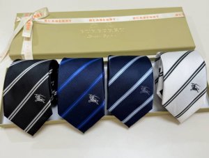 Burberry counter synchronous tie is an ideal choice for Burberry to show exquisi