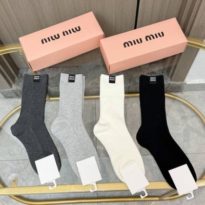 Comes with packaging, one box contains four pairs of high-quality Miu Miu socks