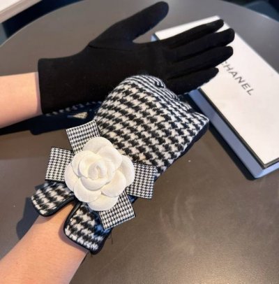 Chanel 2025 Fall/Winter Sloth and Wool Gloves - Worth comparing with similar sty Chanel 2025 Fall/Winter Sloth and Wool Gloves - Worth comparing with similar sty