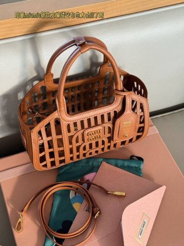 comes with a full set of packaging Size: 24.5*15 Miumiu's unique bag Who can re