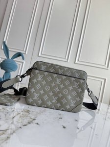 Top-quality genuine leather (M12490 Green 163C01) with chip (M46603 Gray, M4660