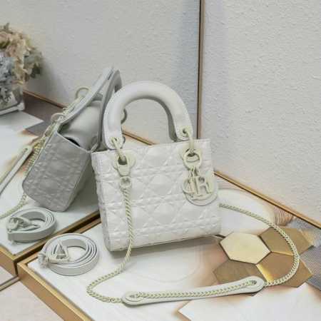 Lady D.Ior Mini 17cm M3002 White Dimensions: 17 x 15 x 7 cm. This Lady handbag e - Click Image to Close