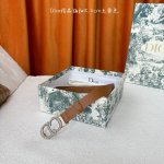 This Dior belt is crafted from smooth calfskin and adorned with a classic metal