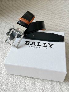 Bally double-sided leather belt, 3.4cm wide. A striking contrast of black and br