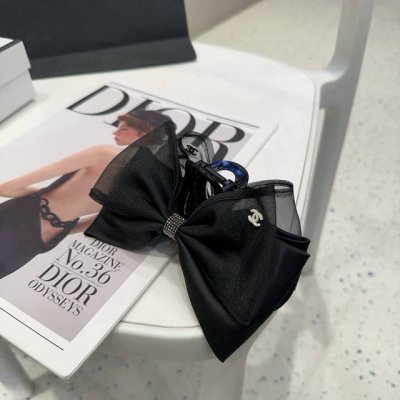 Comes with packaging box Chanel's latest mini hair clip, super beautiful! Exudes