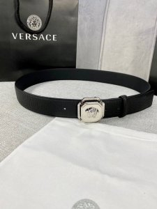 Width: 4.0Cm The Versace Vientiane belt features the iconic Versace Medusa head