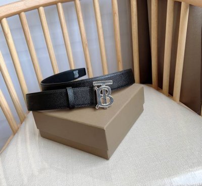 New Burberry belt, Italian grained leather, buckle decoration with brand logo p
