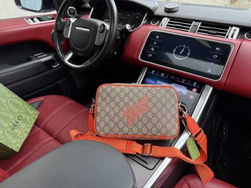 A new high-end Gucci shoulder bag. This Gucci messenger bag features a classic p