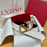 Warren's New Belt This Leather Belt Is Made In Italy, Decorated With "Vlogo" Bra