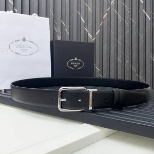 This exquisite reversible belt is crafted from supple leather and Saffiano leat
