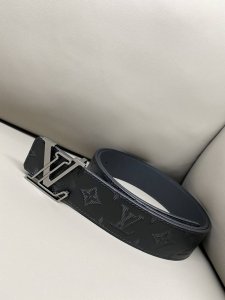 Lv Initiales 40mm reversible belt made of imported calfskin leather with a soft