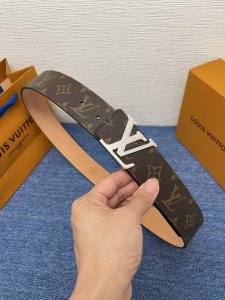 Brand LV 4.0Cm 550108 Description: This belt features an LV buckle with a buffa